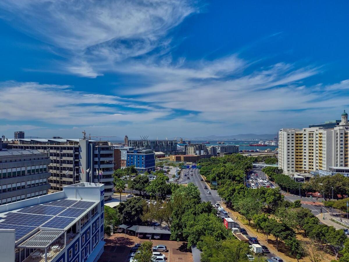 Central, Secure, Family With Pool And Gym! Cape Town