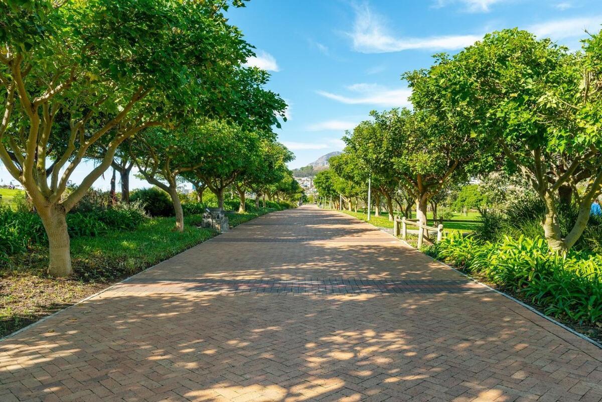 Central, Secure, Family With Pool And Gym! Apartment