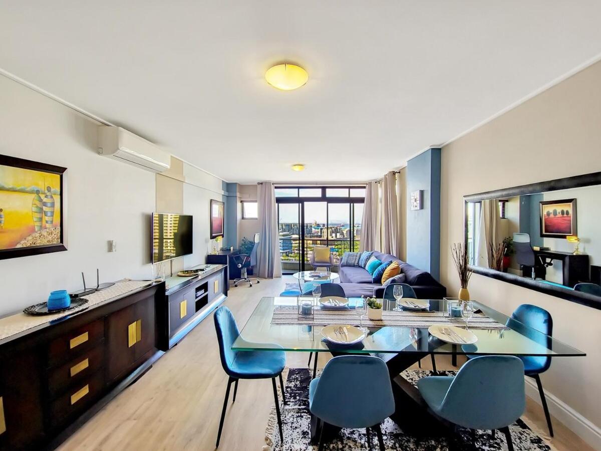 Central, Secure, Family With Pool And Gym! * Cape Town