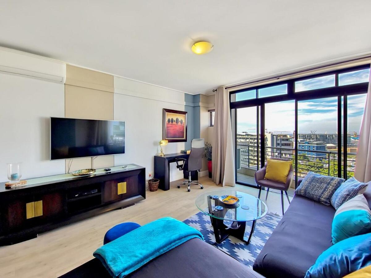 Apartment Central, Secure, Family With Pool And Gym! *