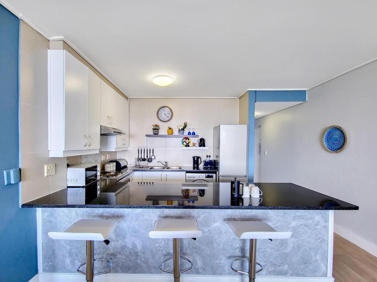 Central, Secure, Family With Pool And Gym! Apartment Cape Town
