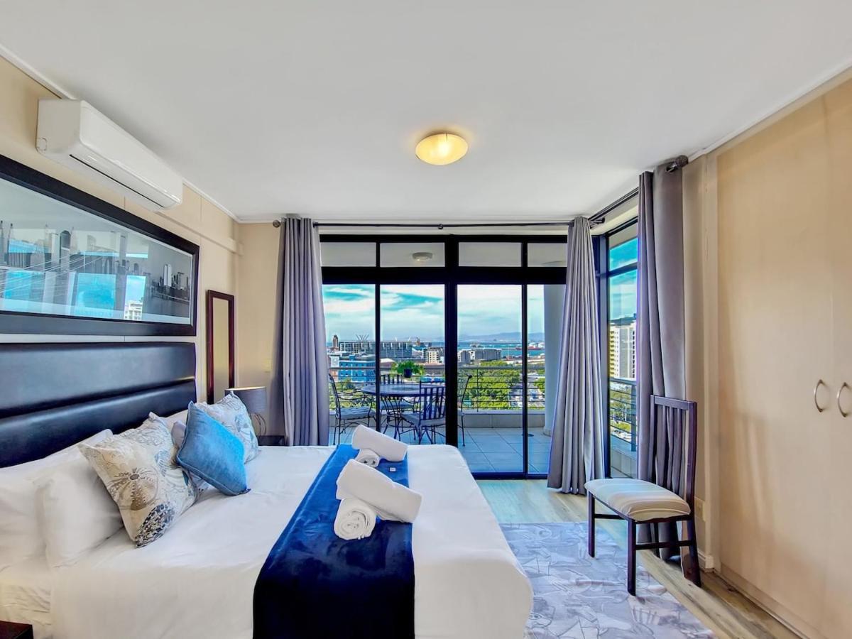 Central, Secure, Family With Pool And Gym! * Cape Town