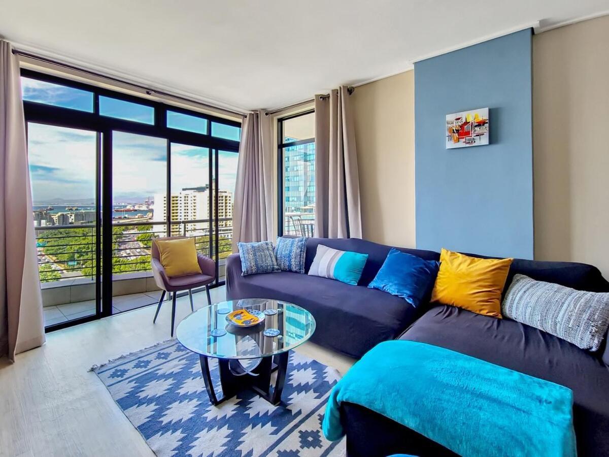 Central, Secure, Family With Pool And Gym!